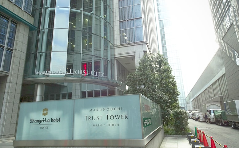 シャングリ・ラ ホテル 東京のあるトラストタワーの看板